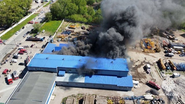 Уфа: Площадь пожара в мебельном складе в Уфе увеличилась в 13 раз