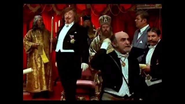 В Госдуму внесен проект, закрепляющий наличие крестов над коронами и державой на гербе России