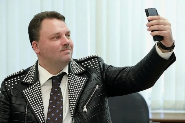 «Боремся с подделками»: депутат Госдумы Артём Кирьянов объяснил, почему на заседании парламента рассматривал фото куртки стоимостью 105 тысяч рублей