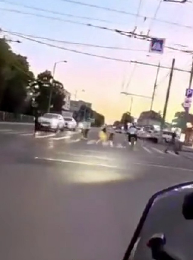 В Краснодаре питбайкер пытался скрыться от полиции, но врезался в мусорные баки.