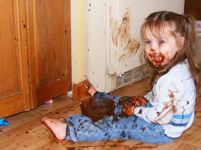 13 фото детей, которых на секунду оставили в комнате одних