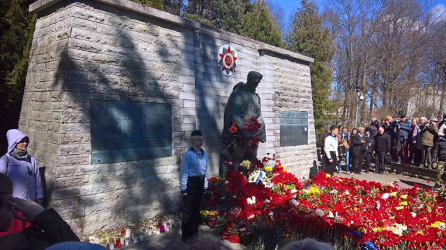 Памятник Неизвестному Солдату в Таллине 9-ого Мая.