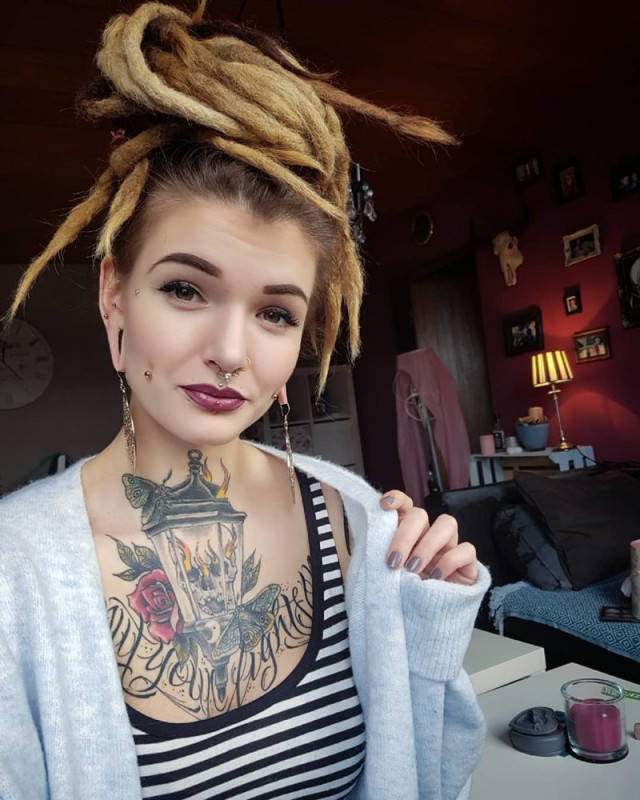 Девушки с татуировками. Одетые и не совсем.