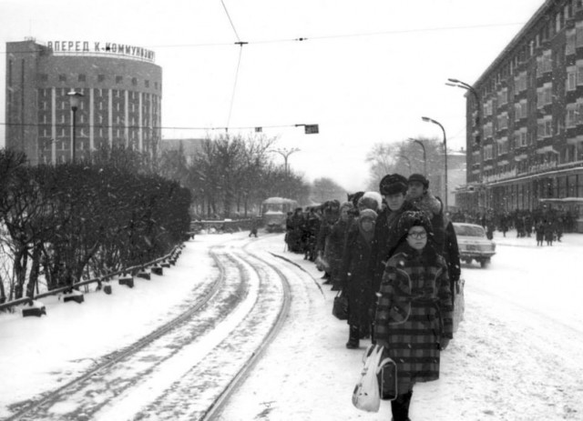 «Время было весёлое, обстановка творческая, люди открытые и дружные, на лавочке можно было всегда выпить вина»