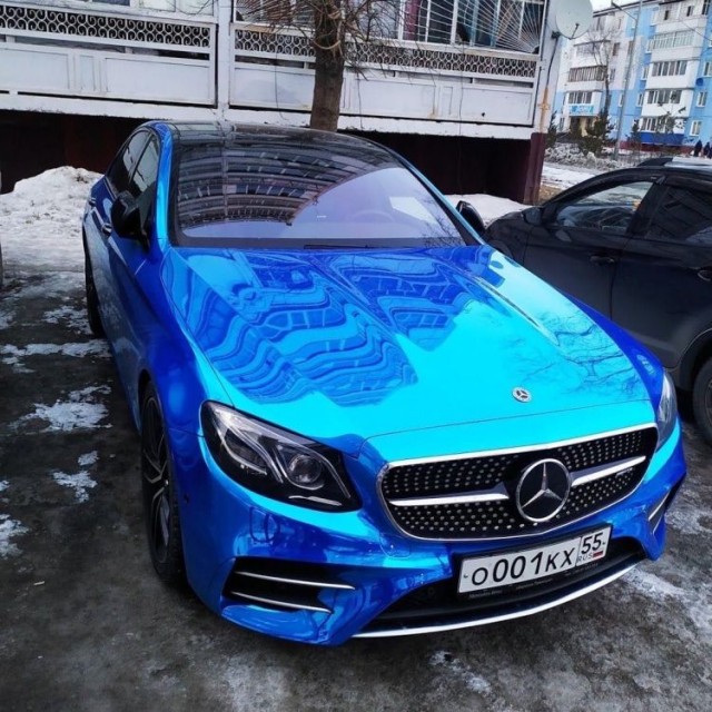 В Омске на уличных гонках автомобиль въехал в толпу людей