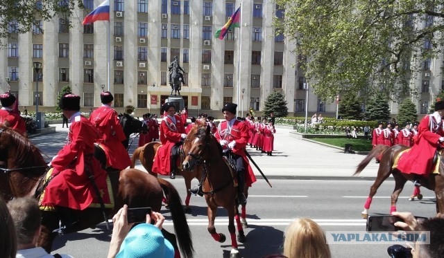 В Краснодаре кавказцы вышли потанцевать лезгинку посреди дороги, что не понравилось футбольным фанатам, которые прервали веселье