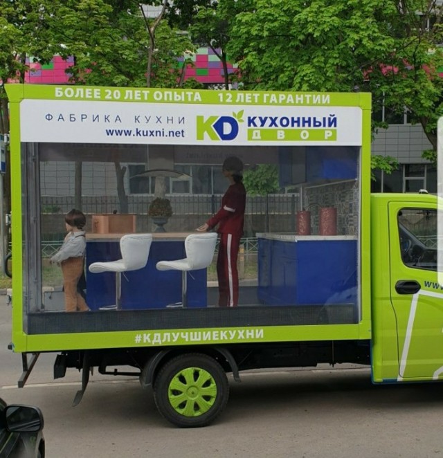На улицах Токио заметили транспорт с монстром в прозрачной клетке