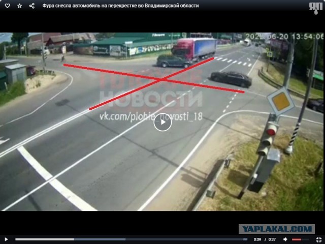 Фура снесла автомобиль на перекрестке во Владимирской области