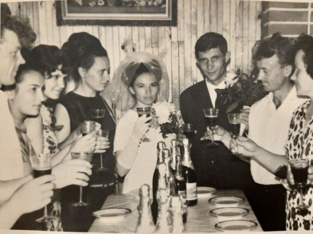 17 олдскульных фотографий мам и пап, показывающих, что в своё время они были ого-го