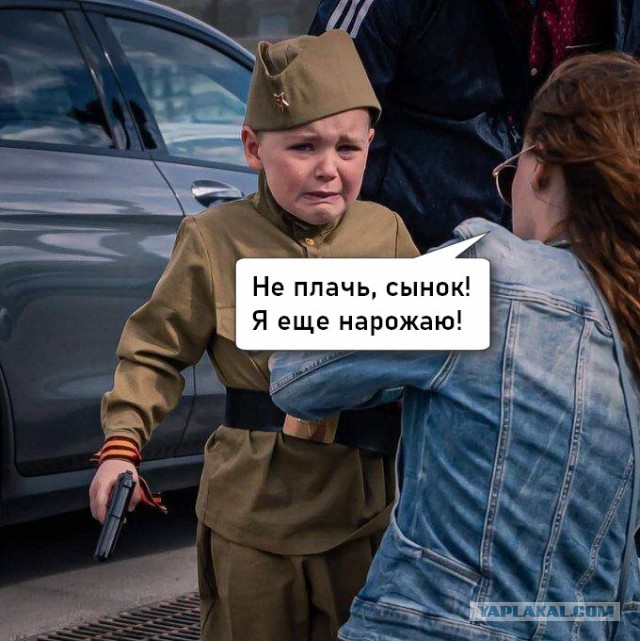 Первоклассникам, для линейки в Нижнем Новгороде выдали военную форму, причем на несколько размеров больше