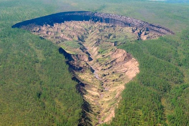 Ученые сообщили о стремительном росте Батагайского кратера в Якутии