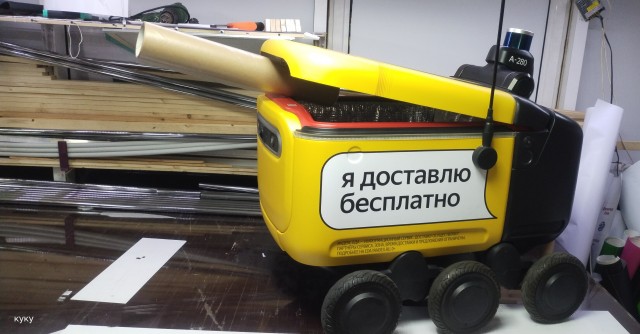Старый холодильник в старом доме