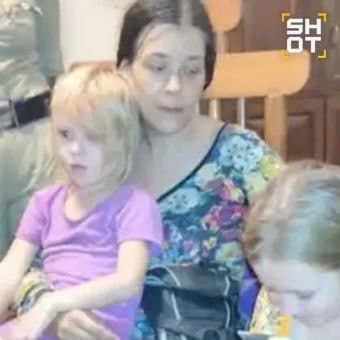 Россиянка с двумя детьми, которую нашли в пещере в Индии, содержится в ужасных условиях. Задержанных поместили в тëмную грязную камеру, спать приходится на полу, а у детей уже завелись вши