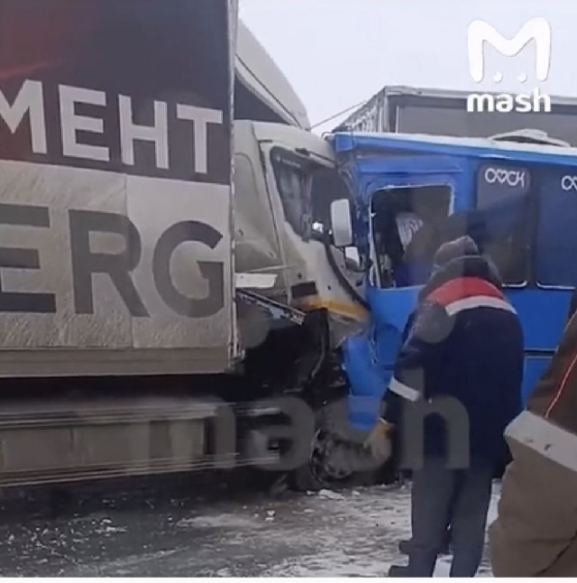 Минимум шесть человек погибли при столкновении машин на "трассе смерти" в Омской области.