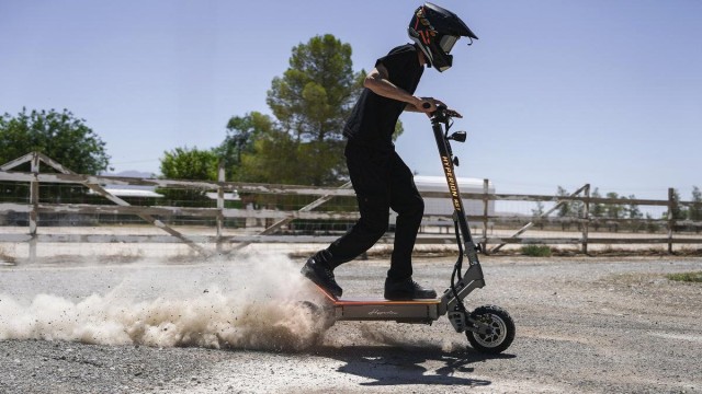 На рынке появился электросамокат, способный разогнаться до 112 км/ч. Цена изделия - всего 3600$ (280 000 рублей)