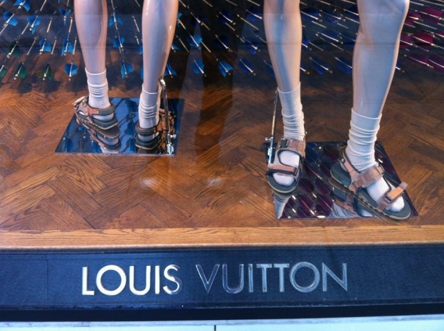 Девушки, на вас мы смотрим