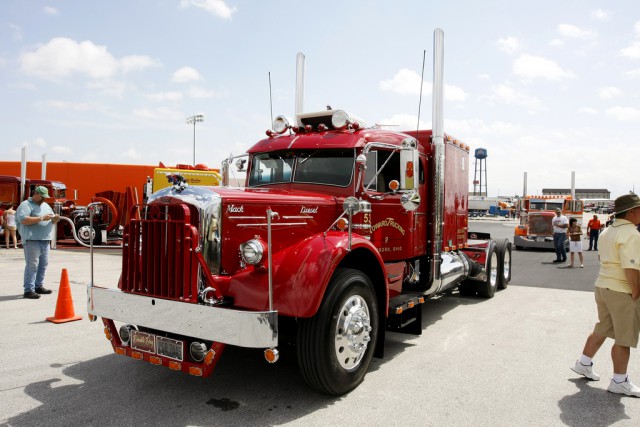 Шоу тюнингованных грузовиков Shell SuperRigs