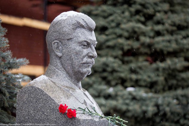 Россия, XXI век. Сталину несут цветы