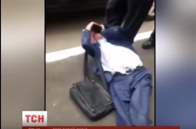 Киевского чиновника нашли на улице в невменяемом состоянии.