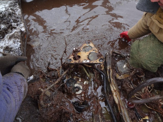 Подъем поисковиками советского самолета ДБ-3 из болота