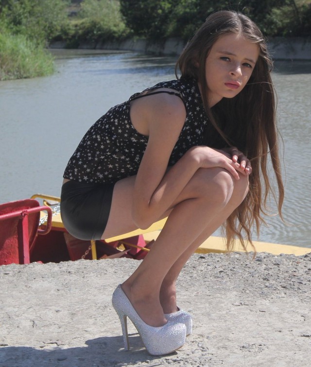 Симпатичные девченки (в шортах, штанишках и юбченках)
