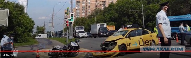 На западе Москвы таксист сбил сотрудника ГИБДД на мотоцикле