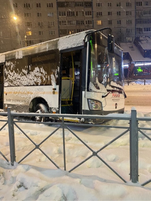 Одинокий автобус заметили жители города Видного Московской области
