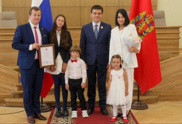 Пойманный за пьяное вождение с детьми в салоне депутат победил в конкурсе «Семья года» среди 40 тысяч российских семей⁠⁠