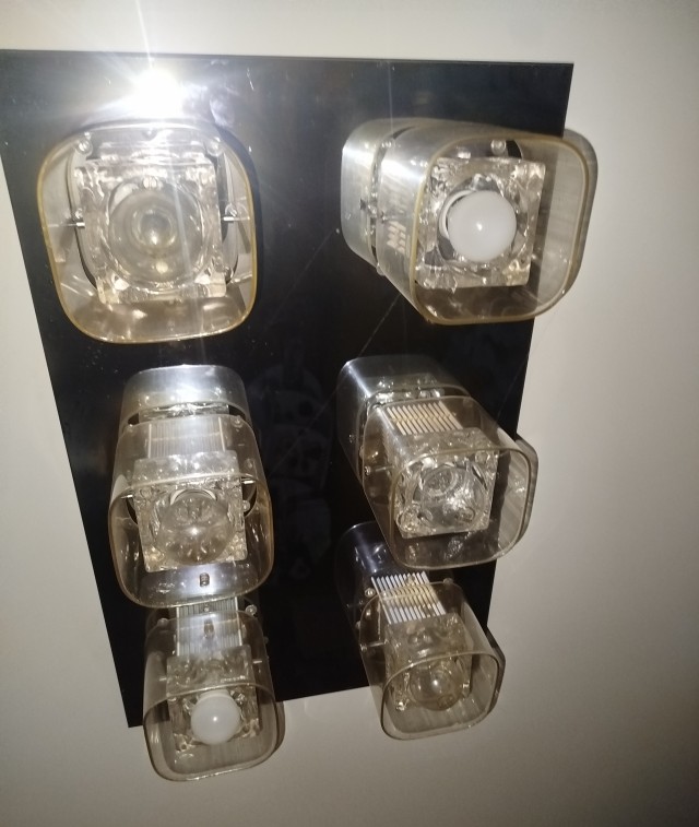 Выпьем, не чокаясь... за лампочку над парадной.