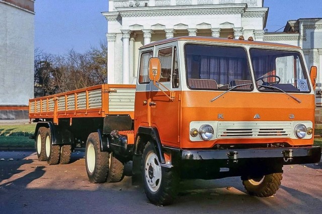 Фотохроника "загнивающего совка". Часть 11. Советские автомобили