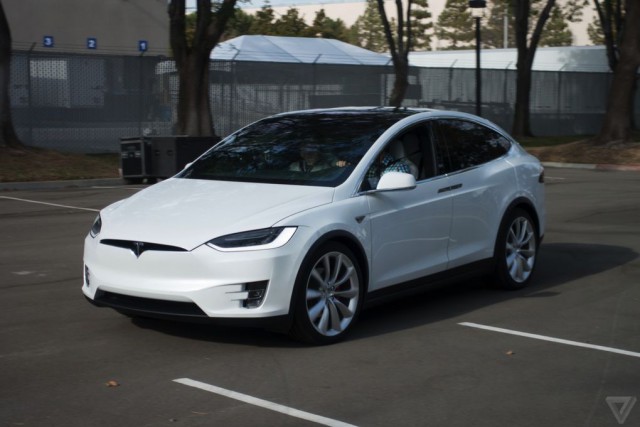Tesla представила новый кроссовер Model X