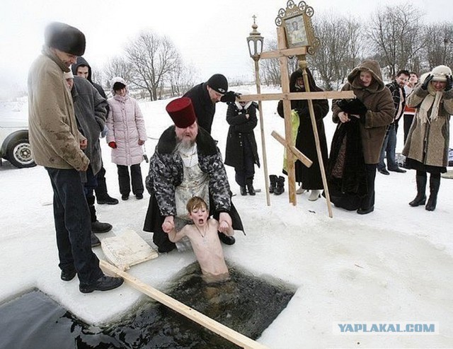 Крещение детей в проруби