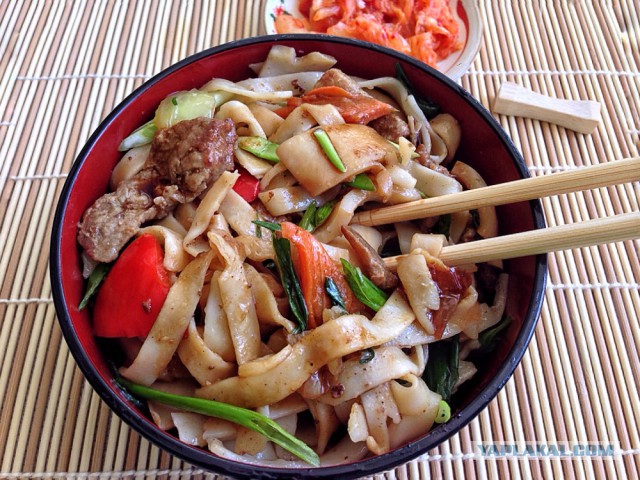 Лапша удон со свининой и кальмарами