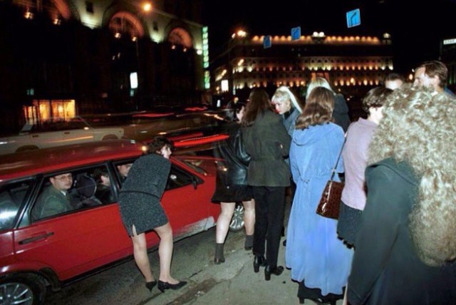 Секс-индустрия 90-х. "Субботники", бабушки-"минетчицы" и драки на Тверской