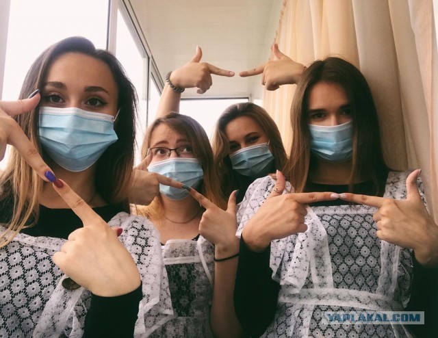 Почти четыре десятка выпускниц разных лет