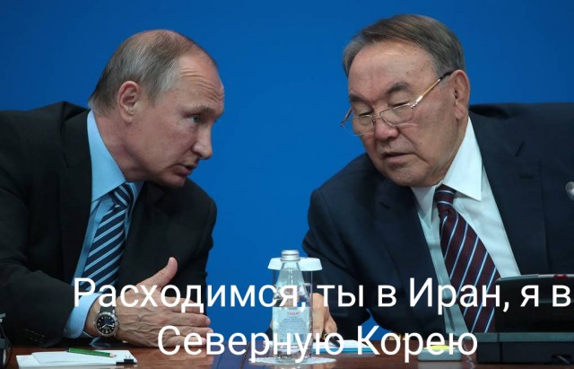 Протестующие в Алматы прямо на улице отобрали оружие у силовика