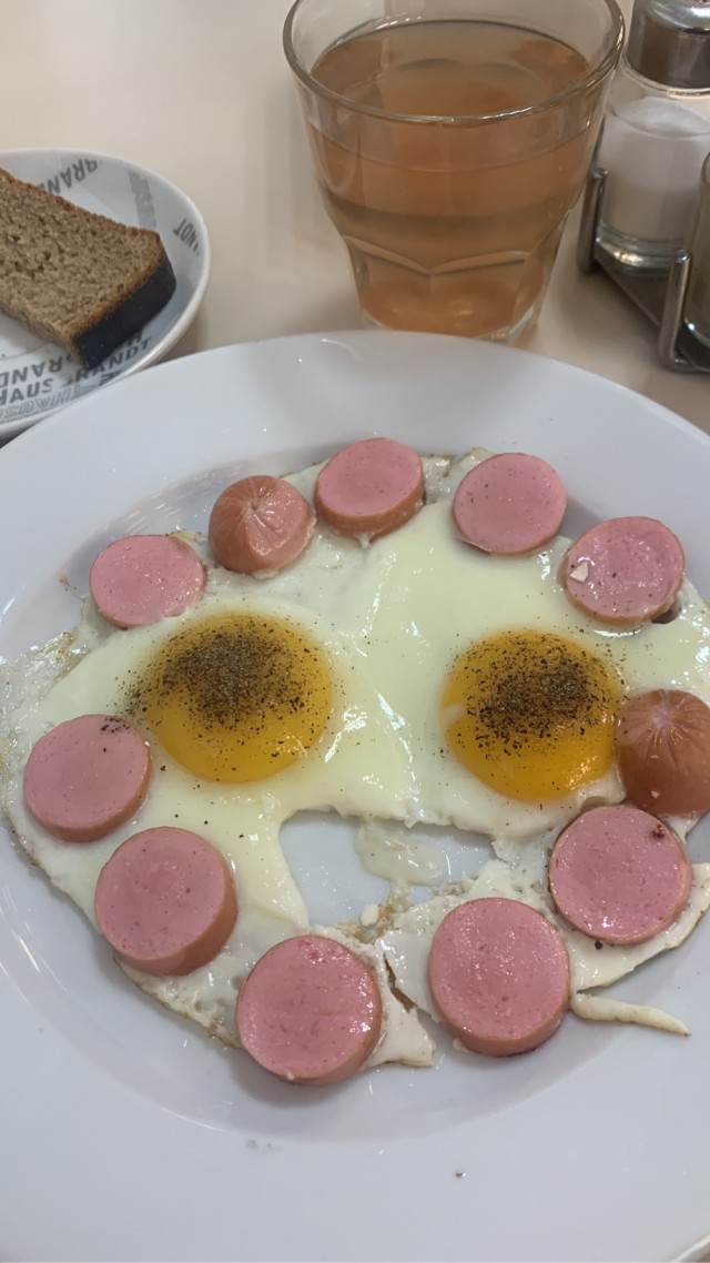 Подали яишенку в буфете