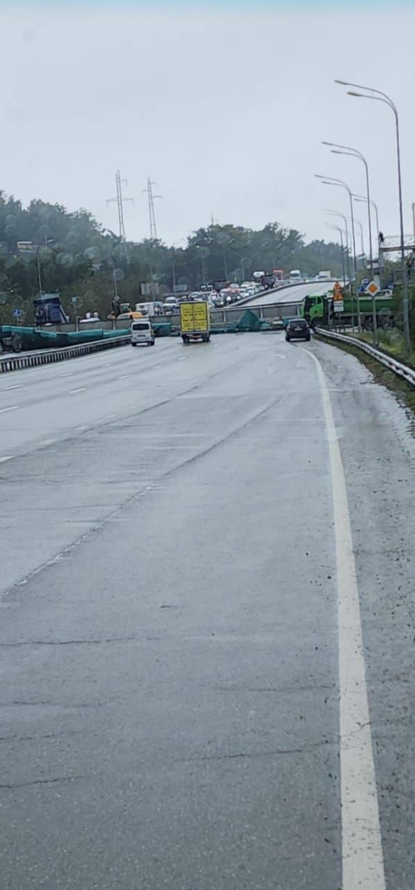 Виадук рухнул на федеральную трассу на выезде из Владивостока