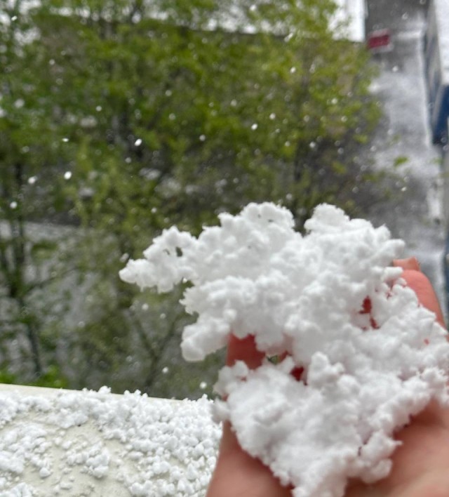 Странный пенопласт выпал в Отрадном вместо майского снега