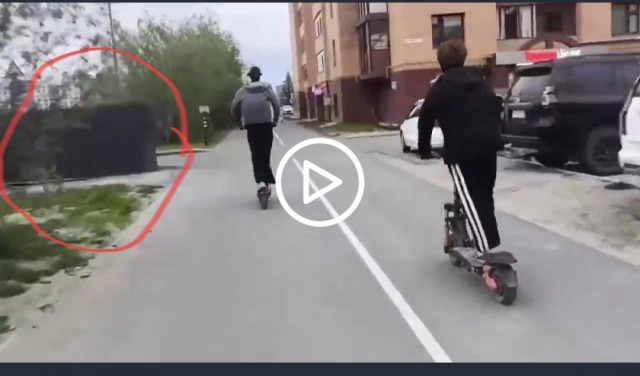 В Москве два зумера на самокатах влетели в легковушку и перелетели через неё