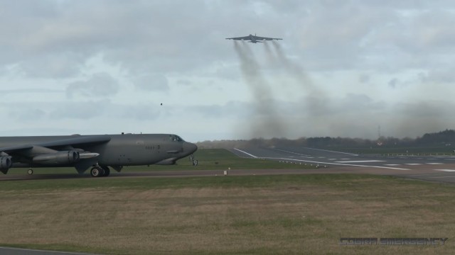 Американские стратегические бомбардировщики B-52 вылетели с военной базы в Британии