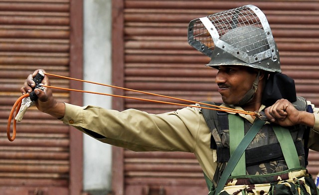 Индийские полицейские вооружены и опасны!
