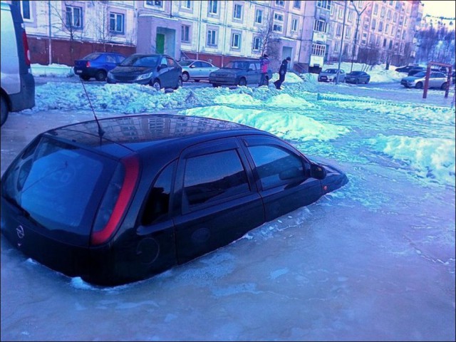 Как вызволяют машины из ледового плена