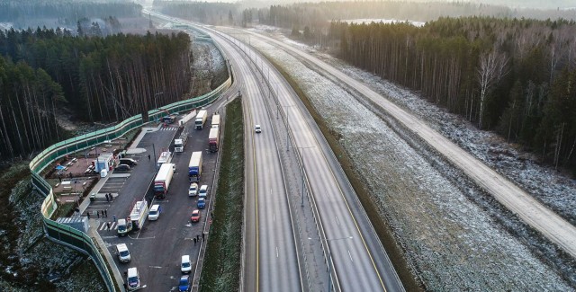 На участках новой платной трассы Москва-Петербург с момента открытия нет связи. Её обещают к 2020 году