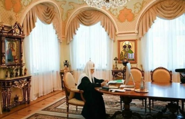 Вопрос: Зачем Гундяеву в кабинете Гундяева портрет Гундяева?