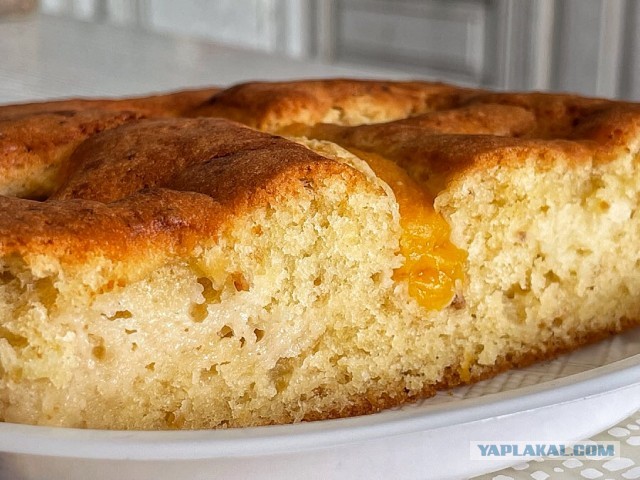 Быстро-вкусно: пирог на сметане с персиками