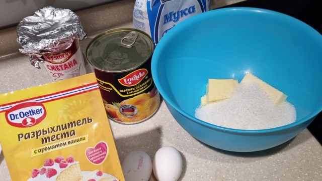 Быстро-вкусно: пирог на сметане с персиками