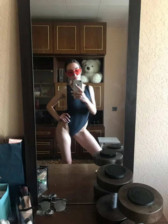 Домашние девушки в узнаваемых интерьерах - 6
