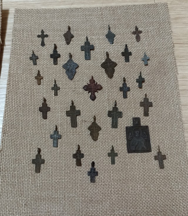 Панно из старинных крестиков