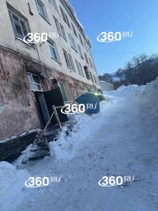 Лавина с крыши раздавила автомобиль в Петропавловске-Камчатском.